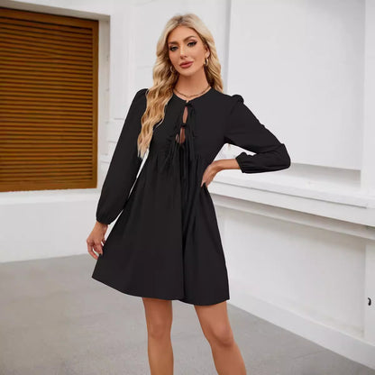 Robe cintrée pour femmes avec ouverture à nœud et manches ballon Chic und Stil