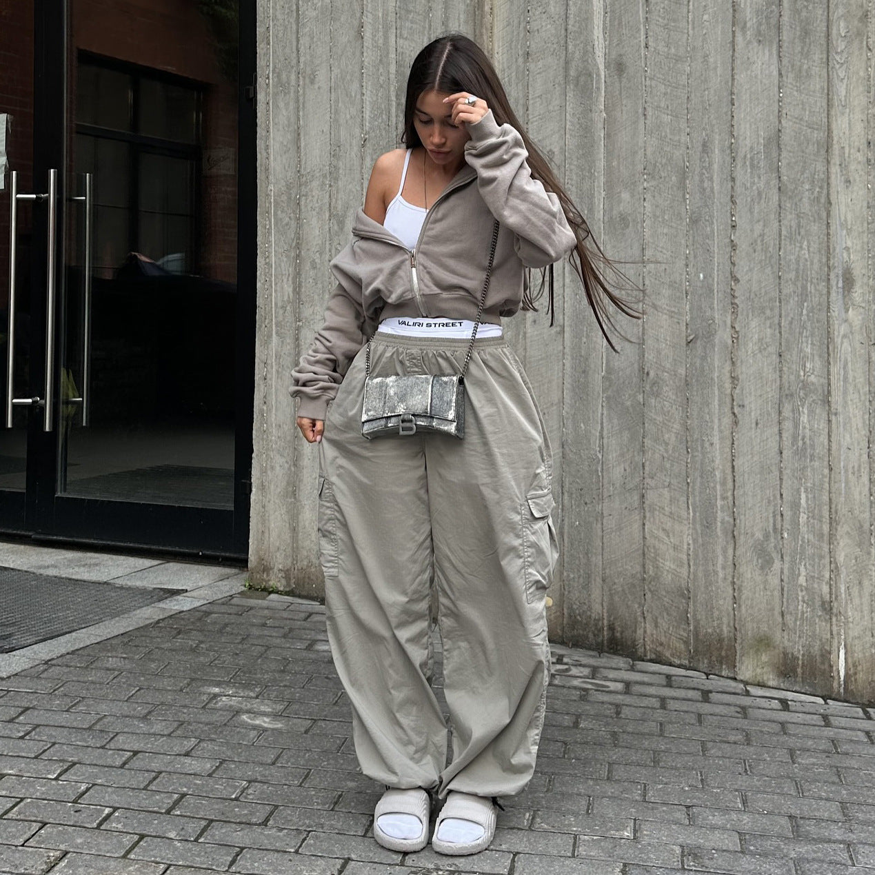 Casual utility style cargo pants for women with an elastic waistband and practical pockets Chic and Style