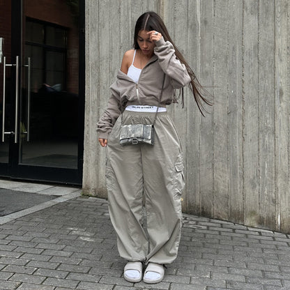 Casual utility style cargo pants for women with an elastic waistband and practical pockets Chic and Style