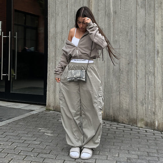 Casual utility style cargo pants for women with an elastic waistband and practical pockets Chic and Style
