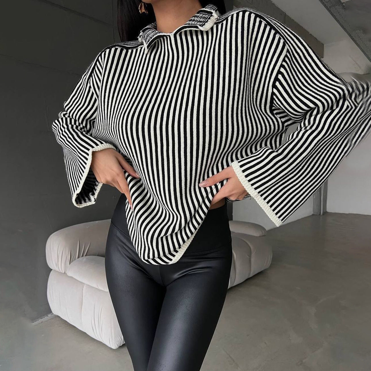 Pull en tricot pour dames avec un col montant décontracté et des rayures élégantes Chic und Stil