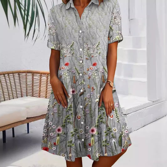 Robe de loisirs pour femmes avec un design floral brodé et un col élégant Chic und Stil