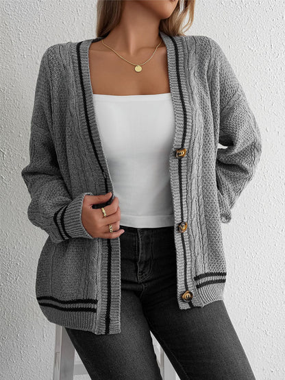 Cardigan en gros tricot pour dames avec des détails contrastants Chic und Stil