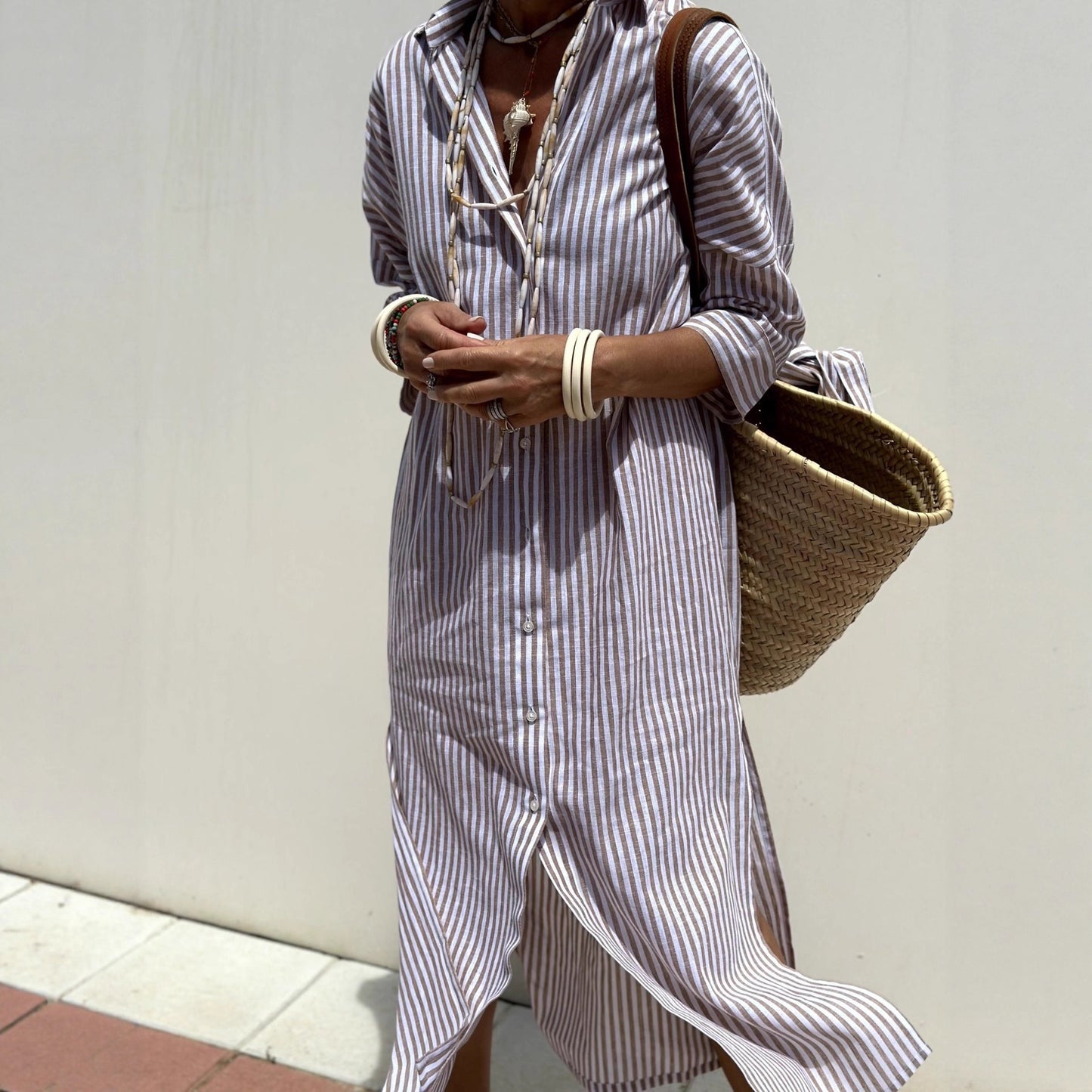 Robe chemise pour femmes avec un design de laçage moderne et des fentes latérales Chic und Stil