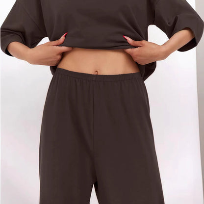 Urban lounge set for women with knotted top and wide pants Chic und Stil