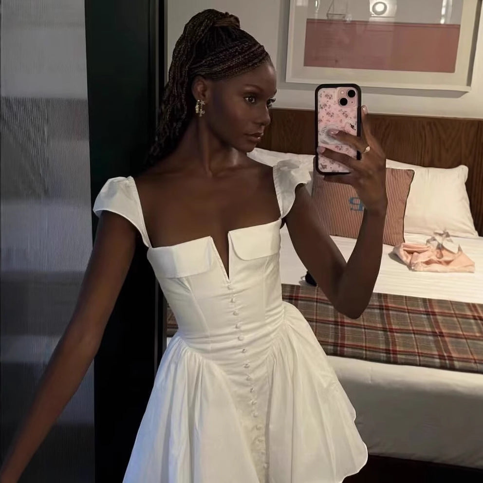 Robe mini pour dames avec des éléments de volants volumineux et un détail de bouton Chic und Stil