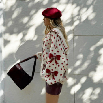 Pull en gros tricot pour femmes avec un col unique et des détails féminins Chic und Stil