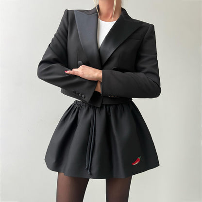 Blazer pour femmes avec une coupe cintrée et une jupe volumineuse Chic und Stil