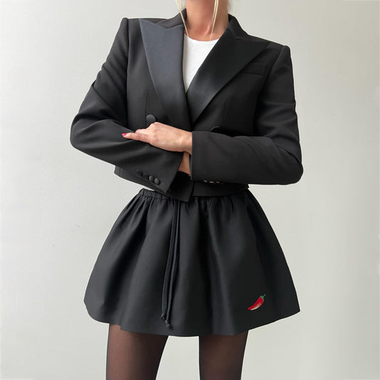 Blazer pour femmes avec une coupe cintrée et une jupe volumineuse Chic und Stil