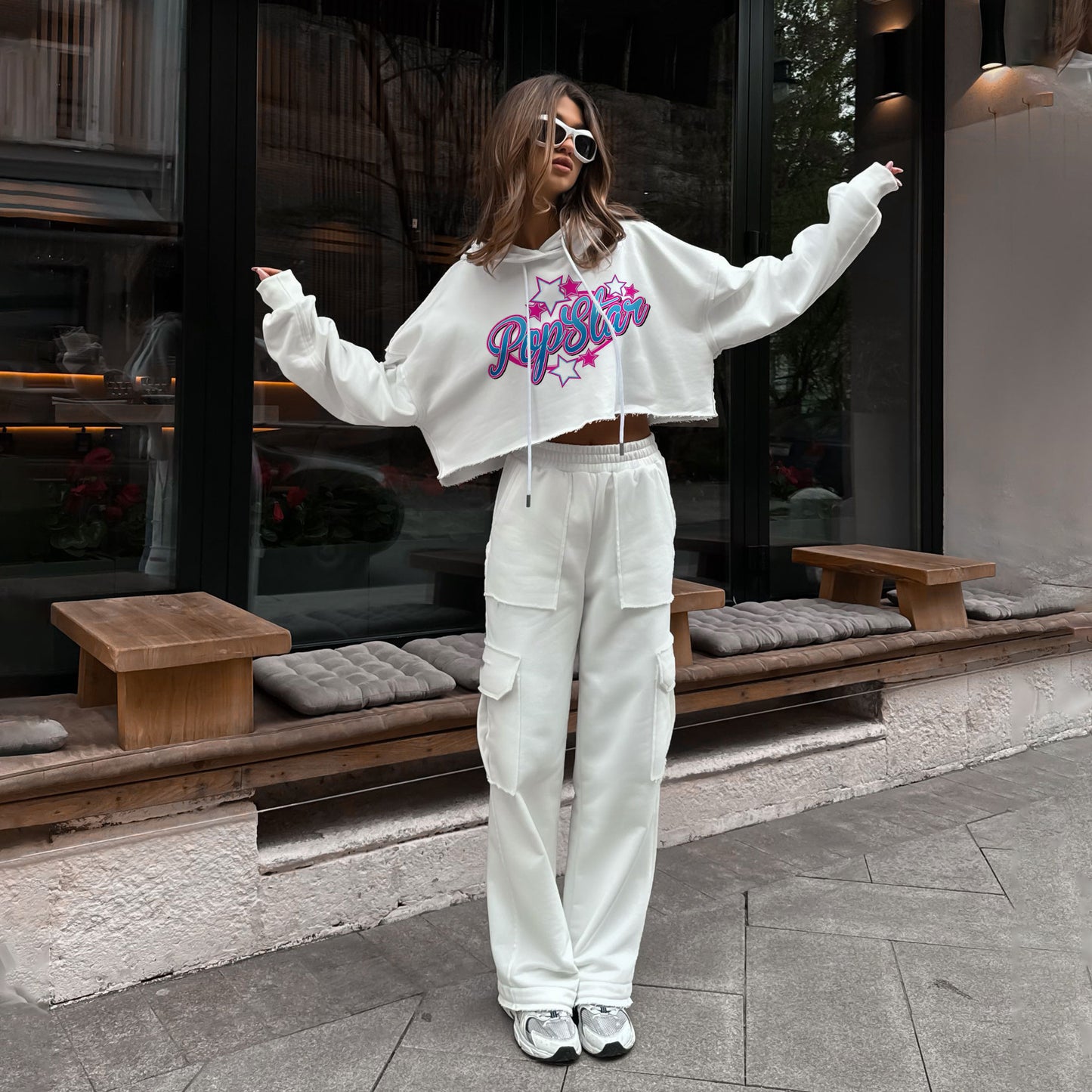 Dames hoodie cropped à la mode avec impression colorée Chic und Stil