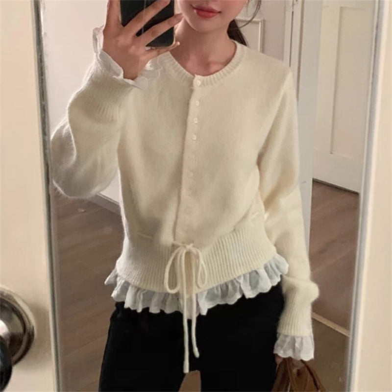 Cardigan en tricot romantique pour femmes avec dentelle et détails de boutons Chic und Stil