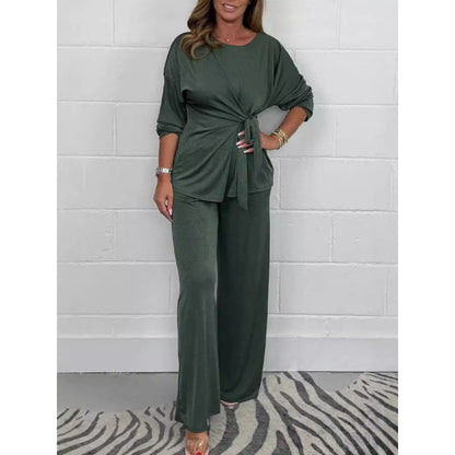 Elegant set for women in a fluid and soft material with a fitted top and loose pants Chic und Stil