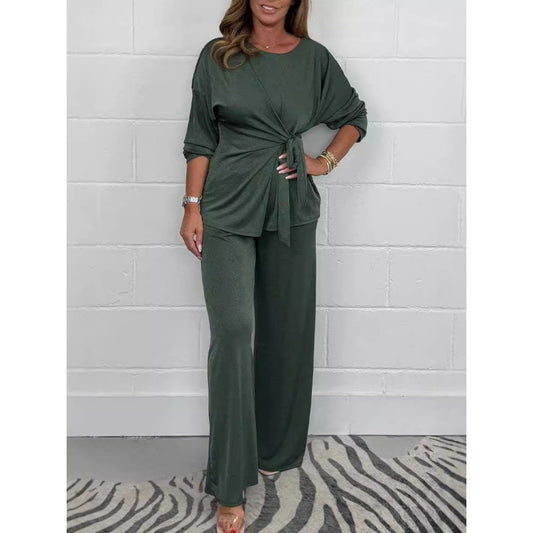 Elegant set for women in a fluid and soft material with a fitted top and loose pants Chic und Stil