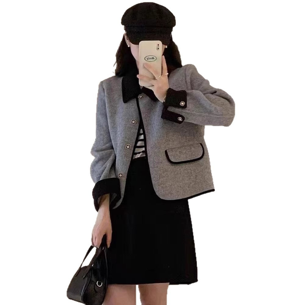 Dame élégante veste courte avec des détails contrastants Chic und Stil