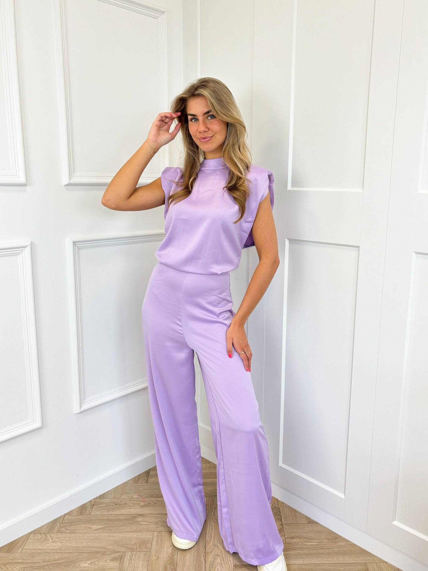 Dames élégant combinaison avec col étroit et fermeture éclair latérale Chic und Stil