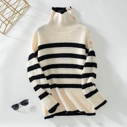Pull à col roulé pour femmes avec détails de boutons et design rayé Chic und Stil