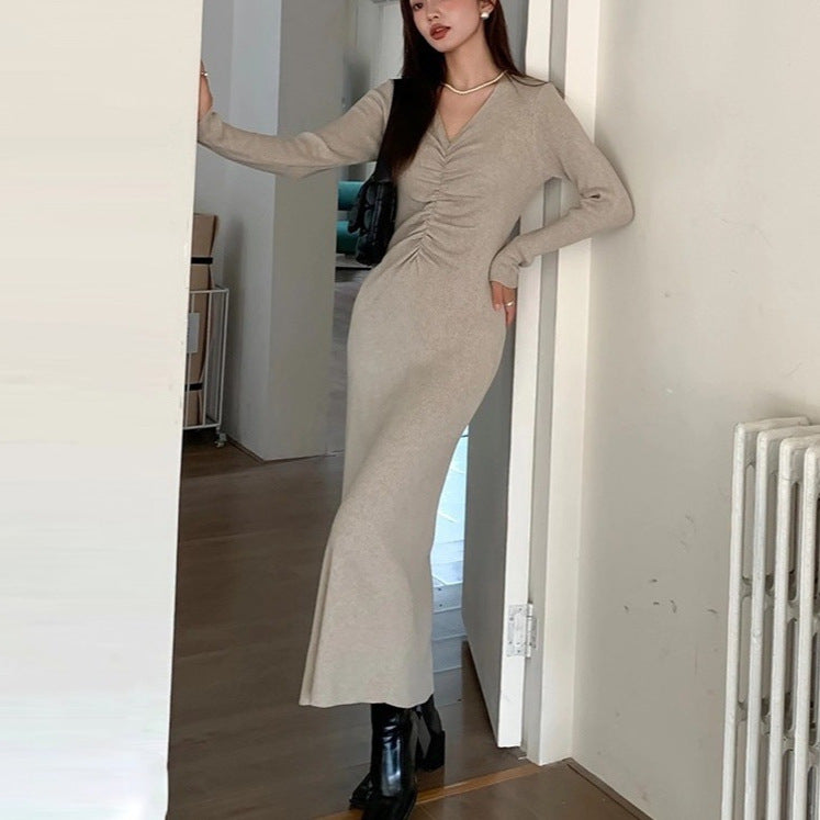 Robe en tricot à manches longues pour femmes avec un décolleté en V raffiné et une coupe cintrée Chic und Stil