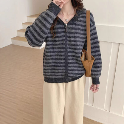 Casual knitted pullover for women with hood and zipper Chic and Style