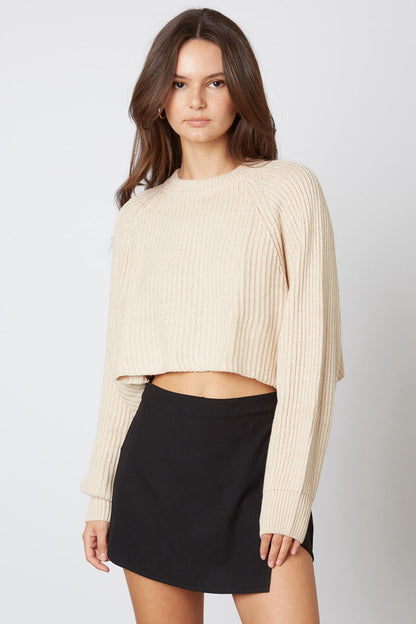 Dames tendance, pull court en tricot avec structure côtelée et épaules tombantes Chic und Stil