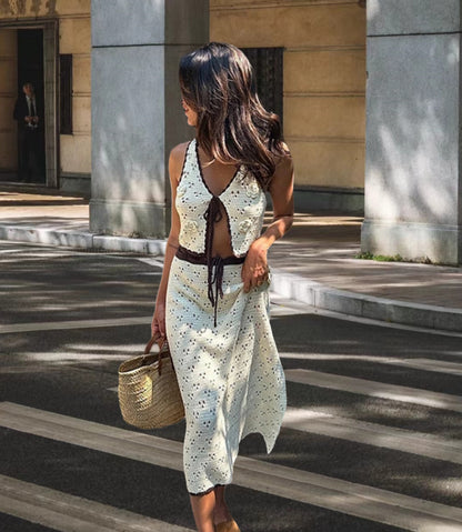 Robe en crochet pour dames avec des fentes aérées et des détails élégants Chic und Stil