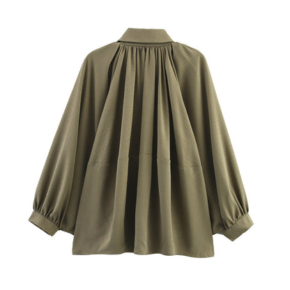 Chemisier oversized pour femmes avec des drapés raffinés et un élégant détail de bouton Chic und Stil