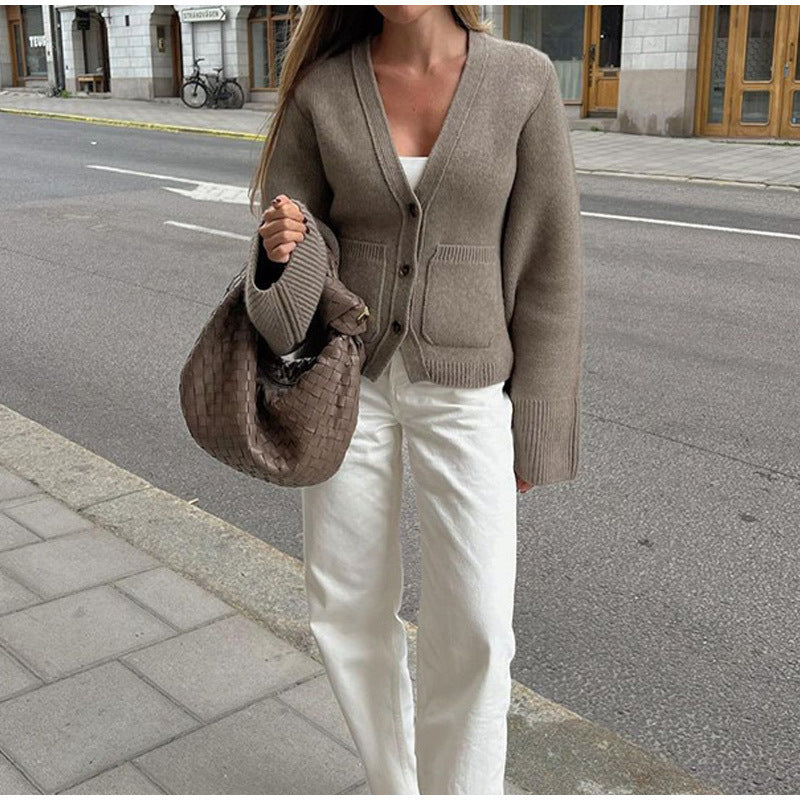 Dames cardigan en tricot décontracté avec une jolie patte de boutonnage et des poches pratiques Chic und Stil