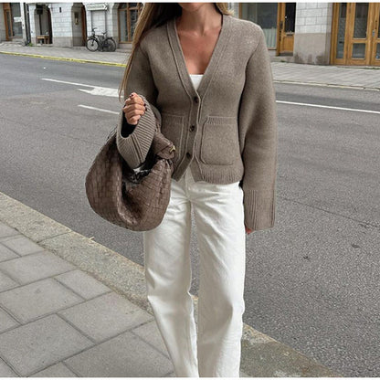 Dames cardigan en tricot décontracté avec une jolie patte de boutonnage et des poches pratiques Chic und Stil