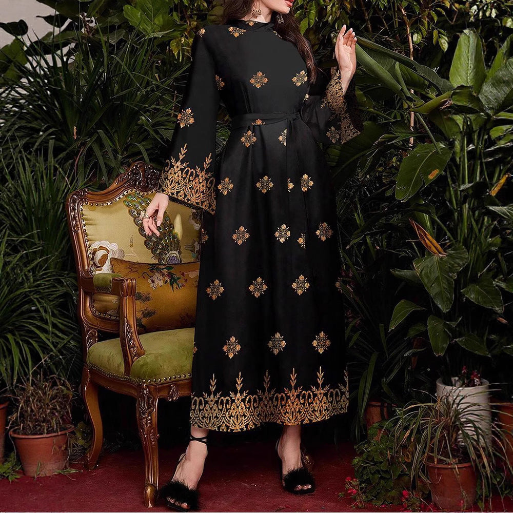 Robe de soirée festive pour femmes avec un élégant motif doré et floral Chic und Stil