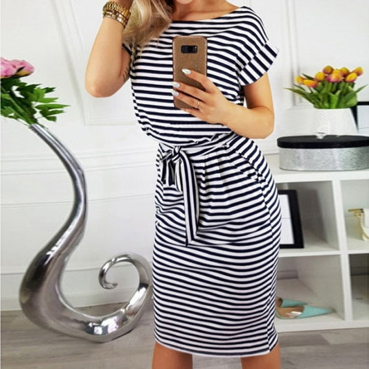 Robe rayée élégante pour femmes avec ceinture à nouer Chic und Stil