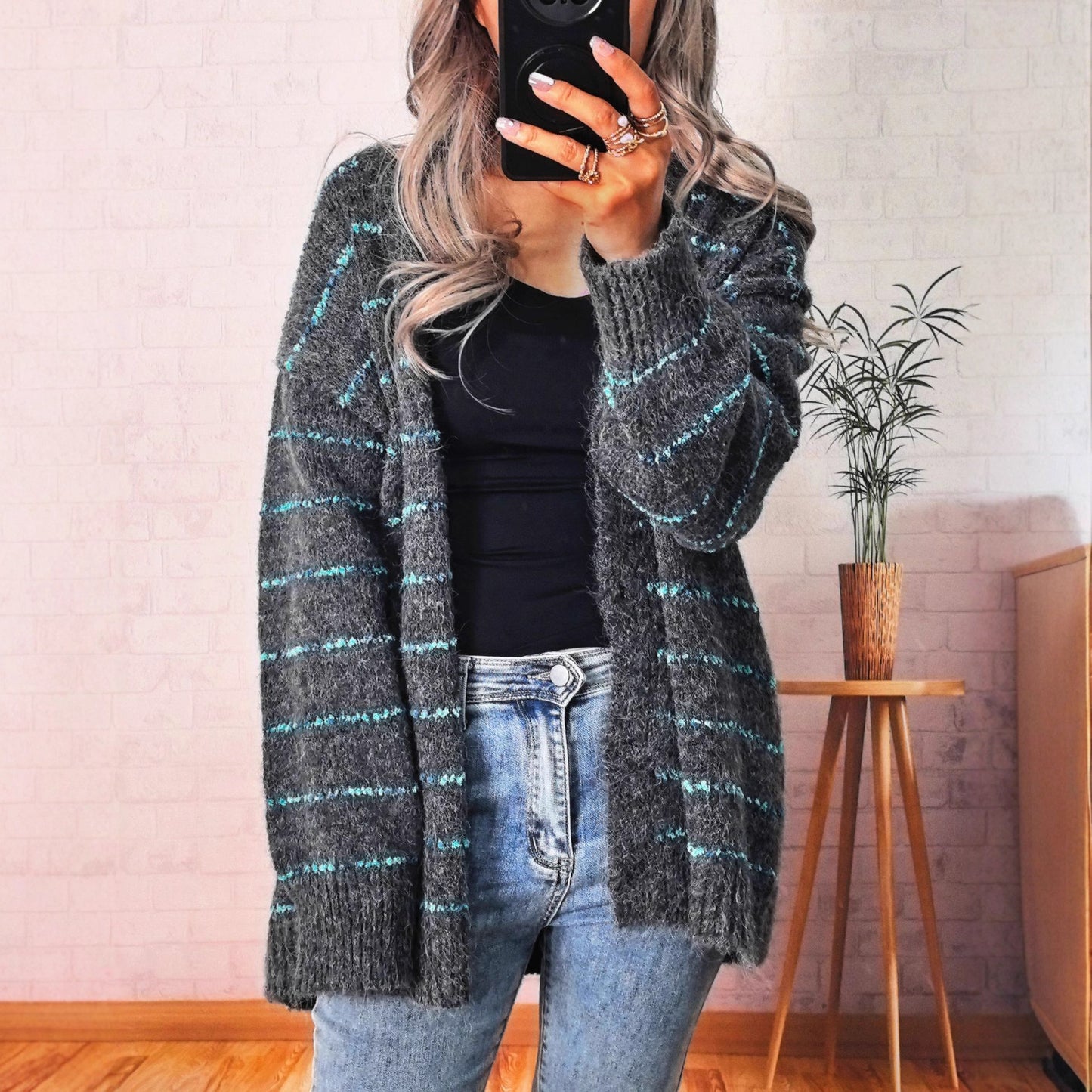 Dames gros tricot cardigan avec des rayures contrastantes à la mode et des détails élégants de bouton Chic und Stil