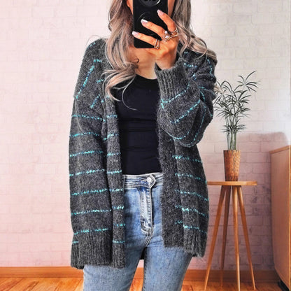 Dames gros tricot cardigan avec des rayures contrastantes à la mode et des détails élégants de bouton Chic und Stil