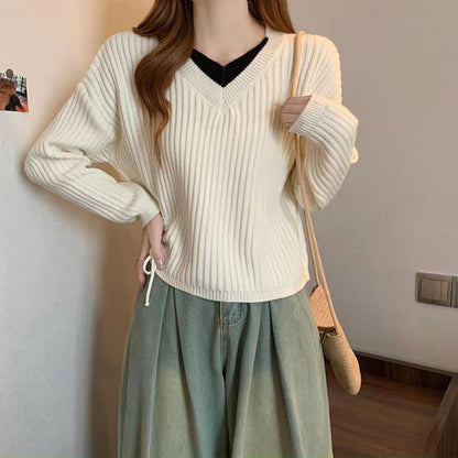 Pull condescendant à col en V pour femmes avec texture côtelée et cordons latéraux à la mode Chic und Stil