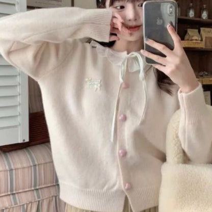 Dames cardigan ludique avec détail volant et boutons ressemblant à des perles Chic und Stil