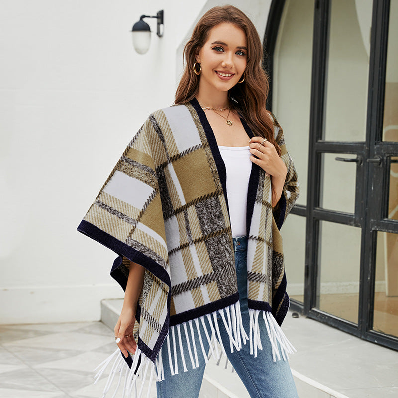 Elegant poncho for women with modern check pattern and fringes Chic and Style