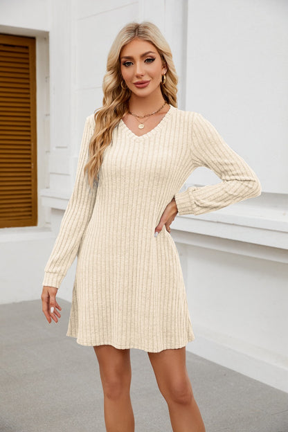 Robe tricot ajustée pour dames avec décolleté en V et finition côtelée fine Chic und Stil