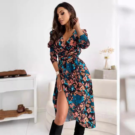 Robe enveloppante fluide pour femmes avec design floral et fente profonde Chic und Stil