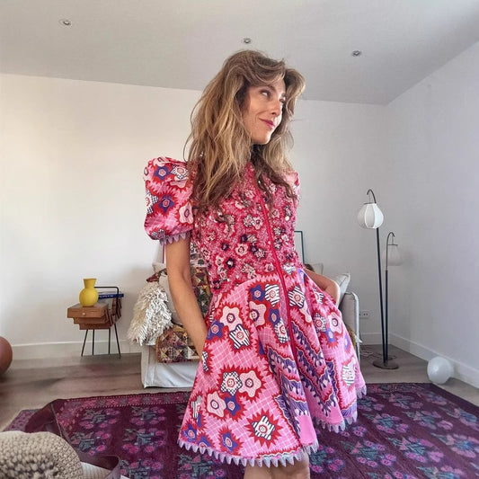 Robe maxi femme avec un design floral et des détails de volants raffinés Chic und Stil