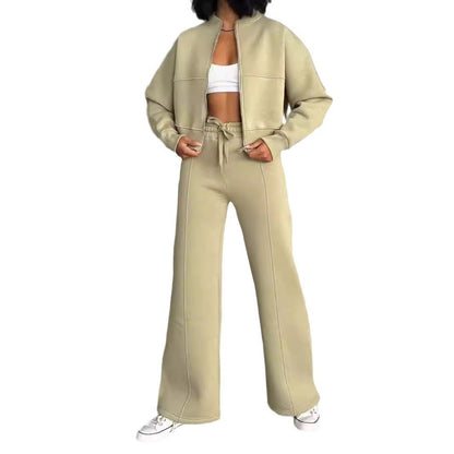 Casual set for women in soft fleece with jacket and pants Chic und Stil