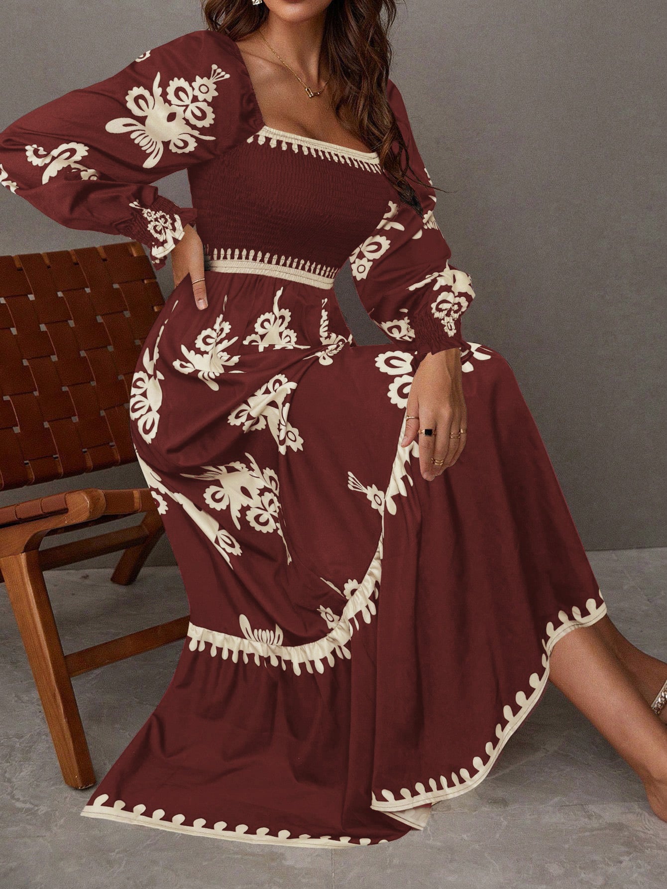 Femme Robe maxi élégante avec coupe à manches bouffantes et détails floraux Chic und Stil