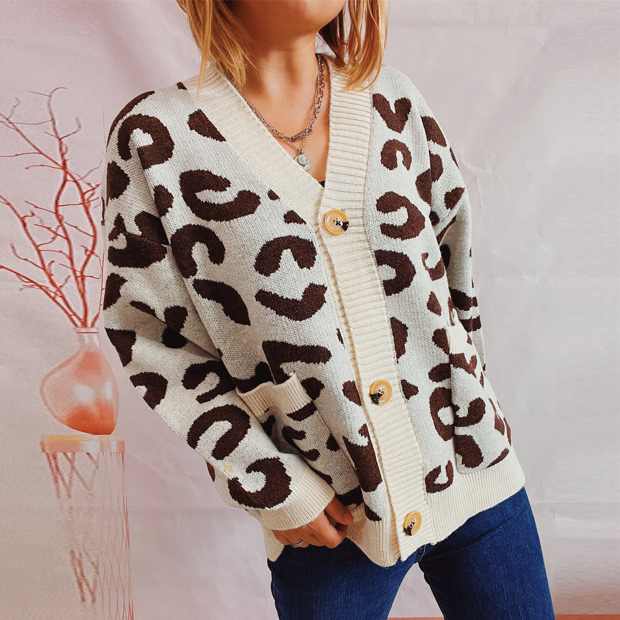 Pull en tricot épais pour femmes avec un motif léopard animalier et des détails de boutons Chic und Stil