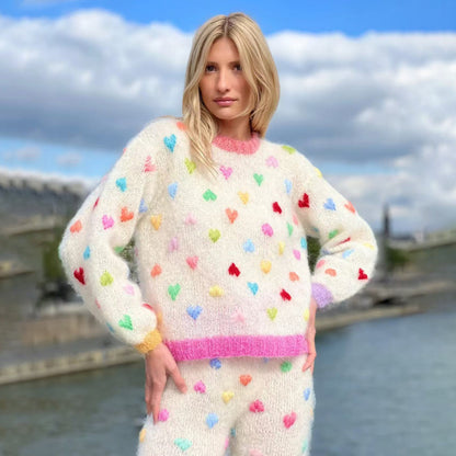 Pull femme avec des appliqués en forme de cœur colorés et un matériau doux Chic und Stil