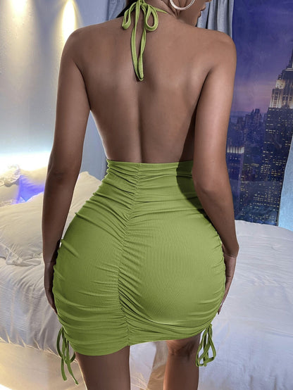 Robe mini mettant en valeur la silhouette féminine avec fronces et col halter Chic und Stil