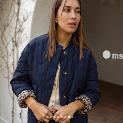 Women's puffer jacket with structured design and practical pockets Chic and Style