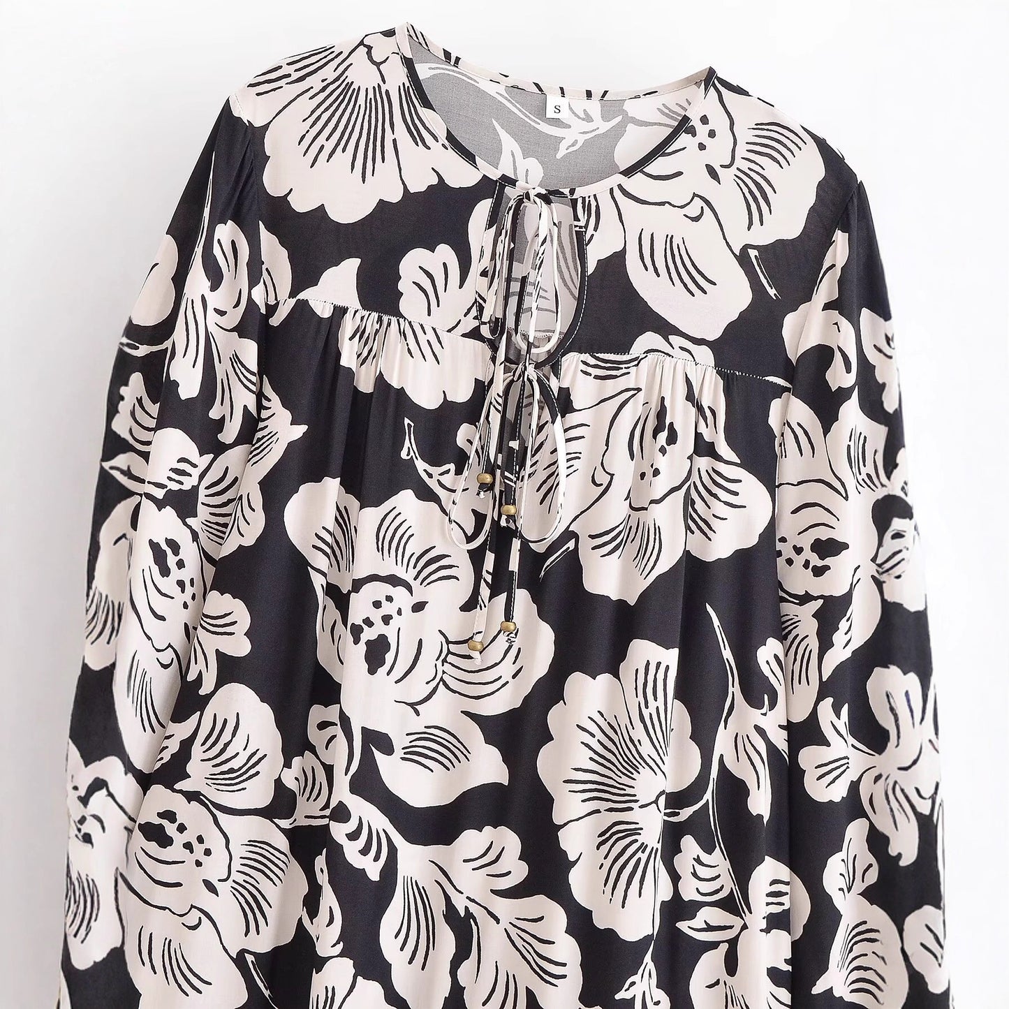 Robe maxi pour femmes avec broderie florale et volants élégants Chic und Stil