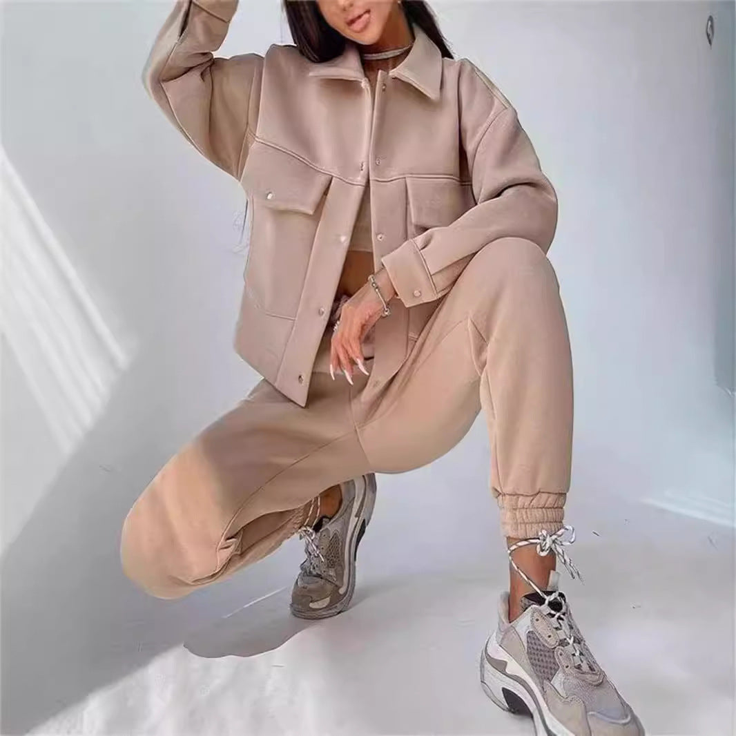 Casual set for women in sweatshirt and jogger pants Chic und Stil