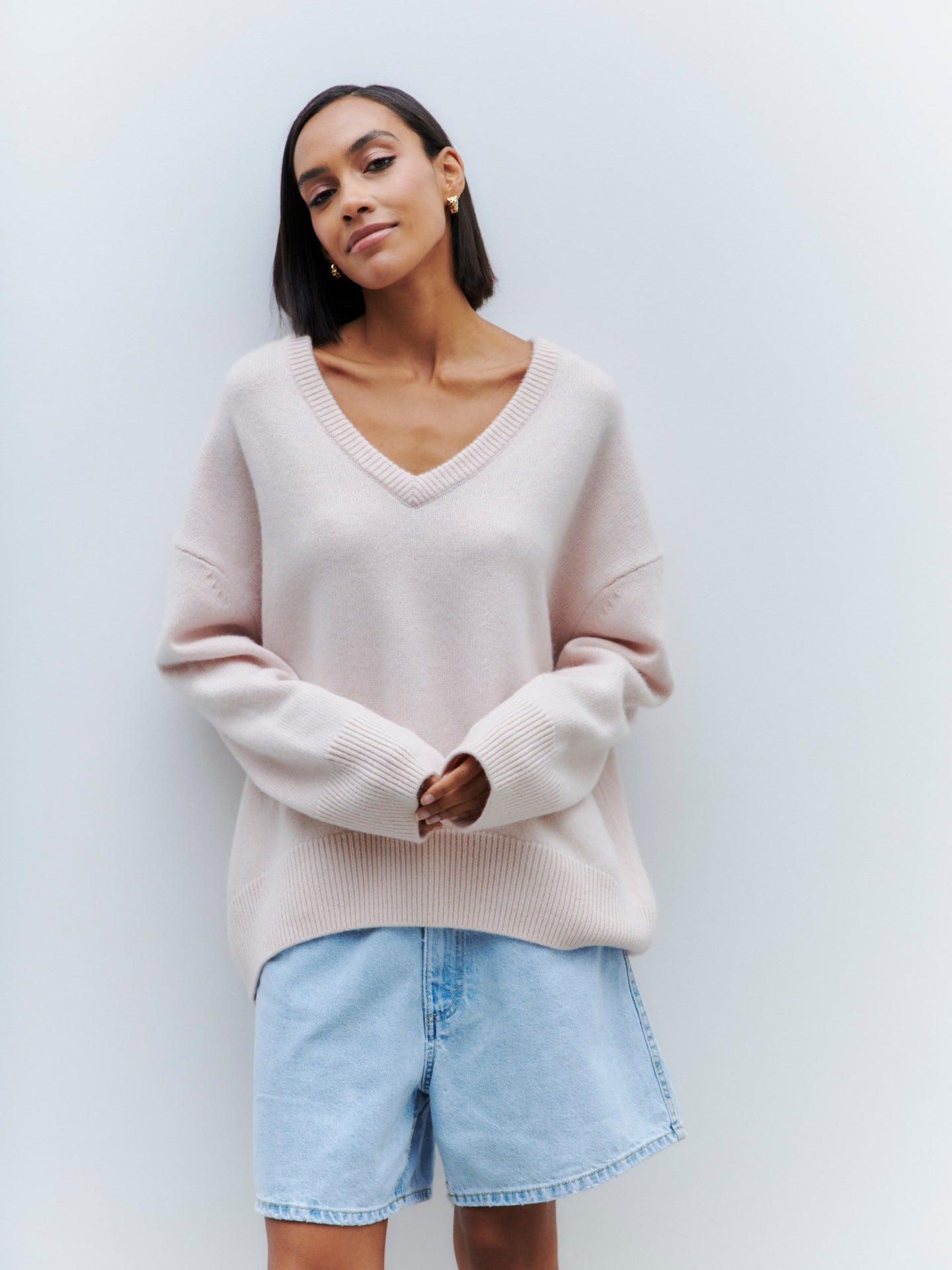 Pull en viscose pour femmes avec encolure en V profonde et larges bords Chic und Stil