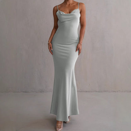 Dames Élégant et ajusté Robe maxi avec décolleté prononcé et applications florales Chic und Stil