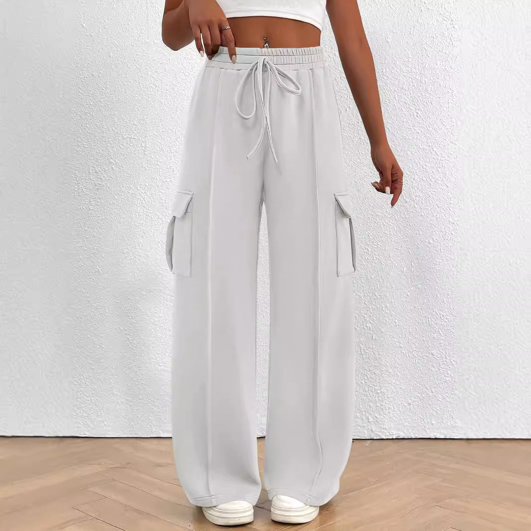 Cargo pants for women with a relaxed fit, elastic waist, and practical pockets Chic and Style