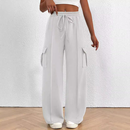 Cargo pants for women with a relaxed fit, elastic waist, and practical pockets Chic and Style