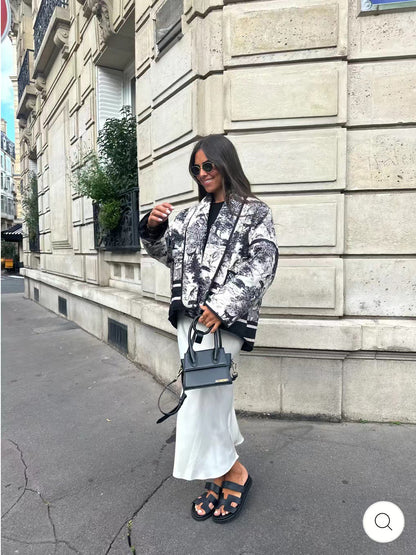 Dames Élégante doudoune avec motif traditionnel et large revers Chic und Stil